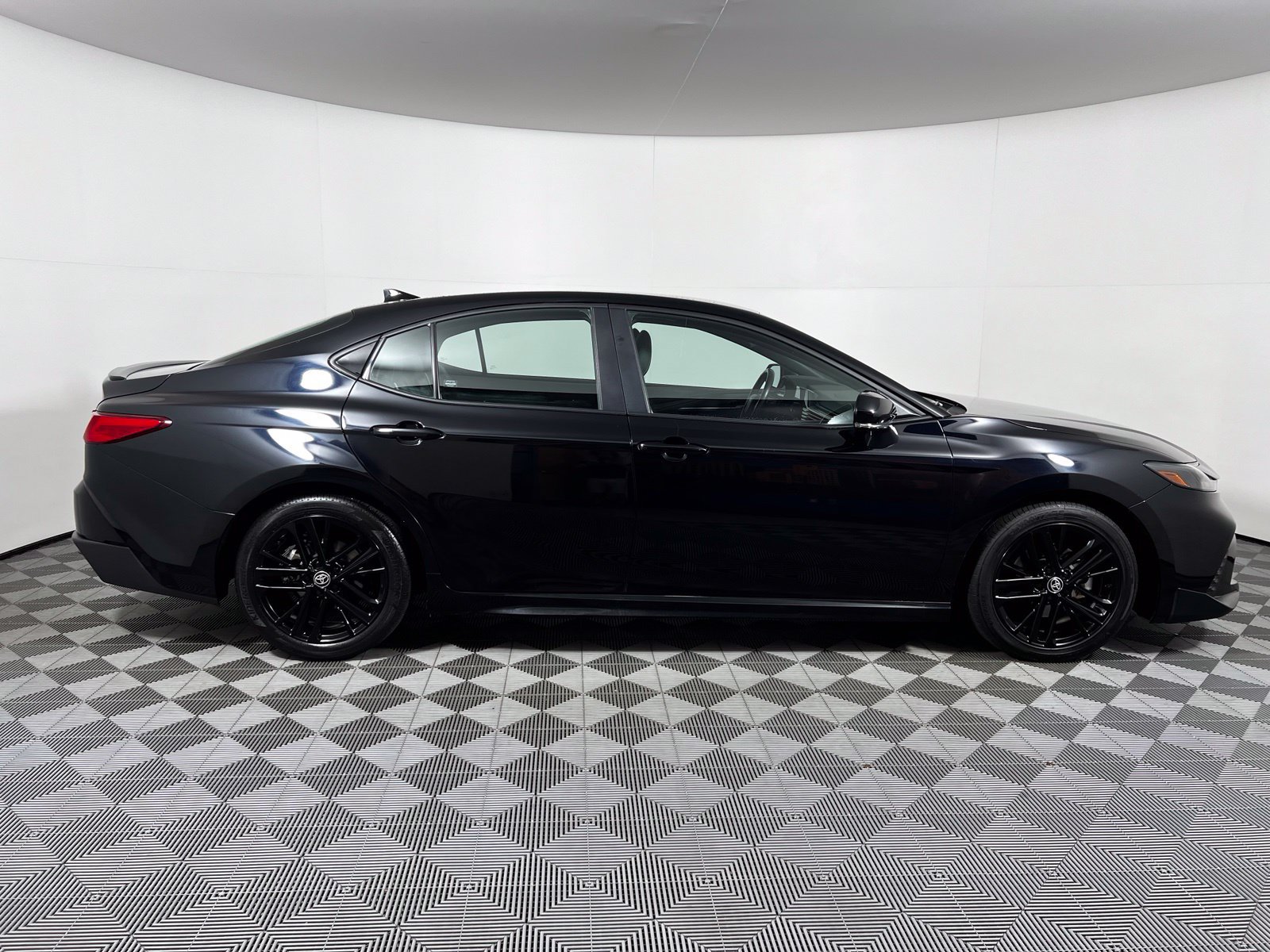 Certified 2025 Toyota Camry SE FWD image 4