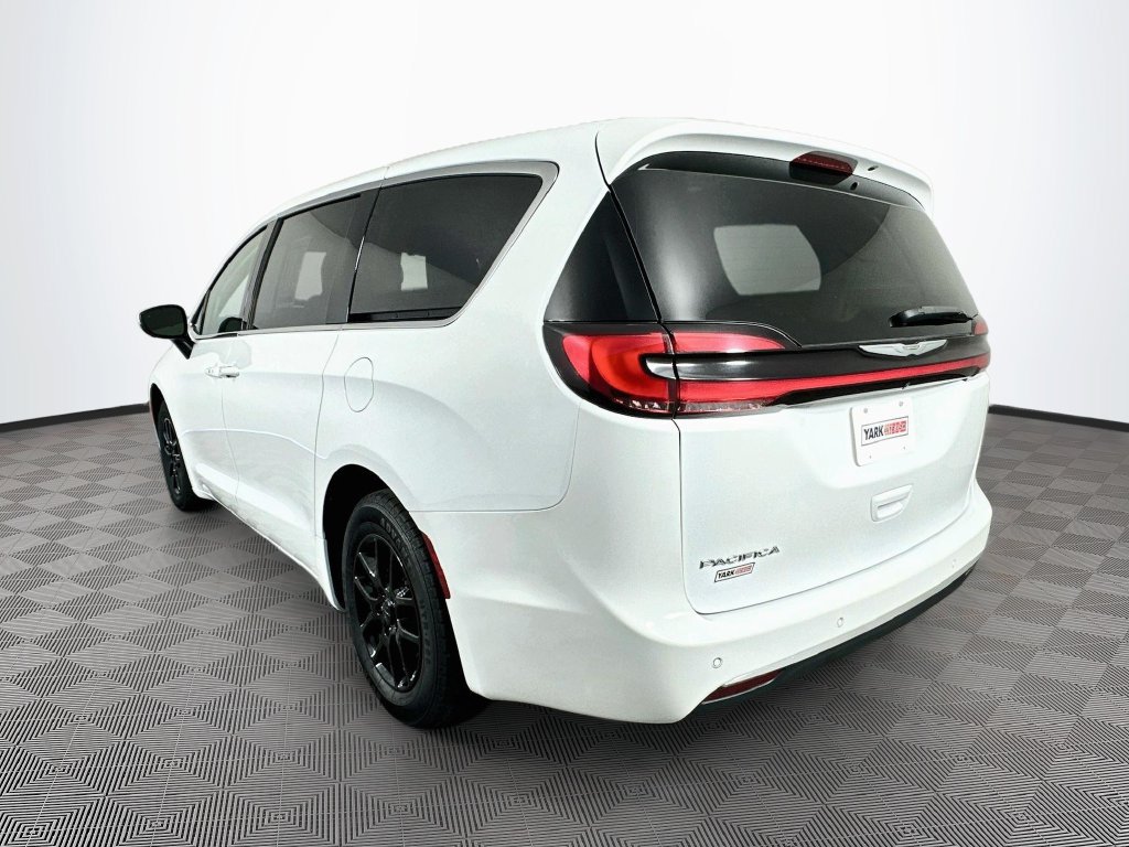 Certified 2023 Chrysler Pacifica Touring-L FWD image 7