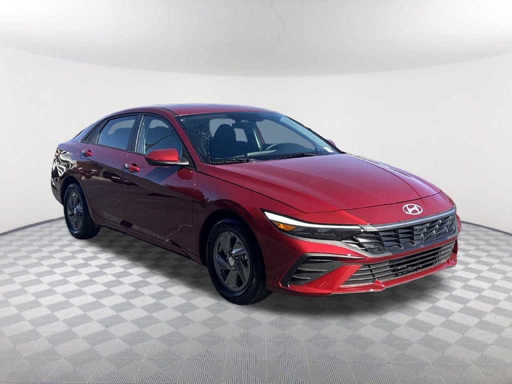 Used 2025 Hyundai Elantra SE FWD image 3