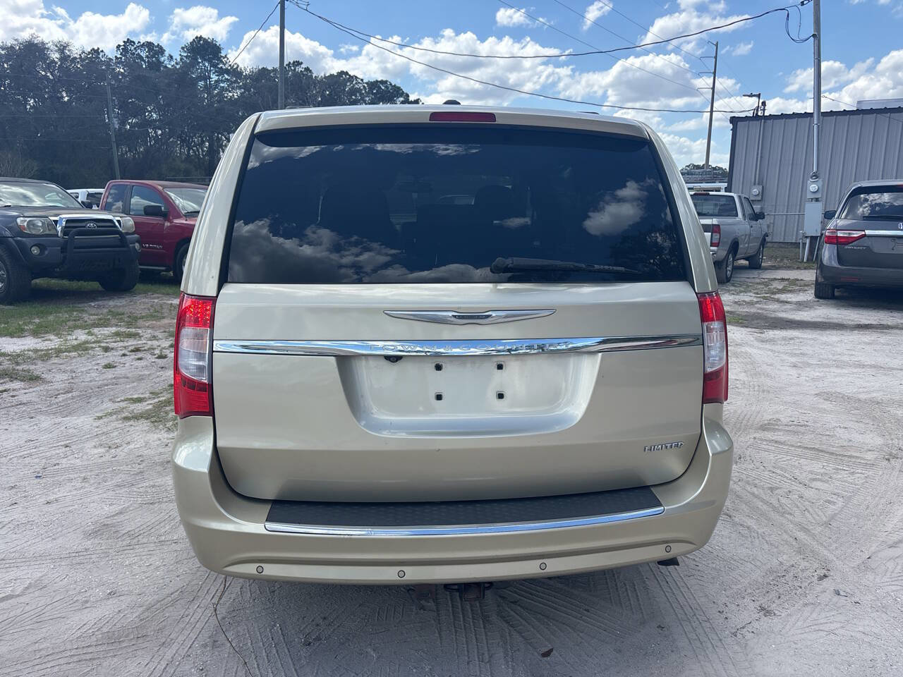 Used 2011 Chrysler Town & Country Limited FWD image 5