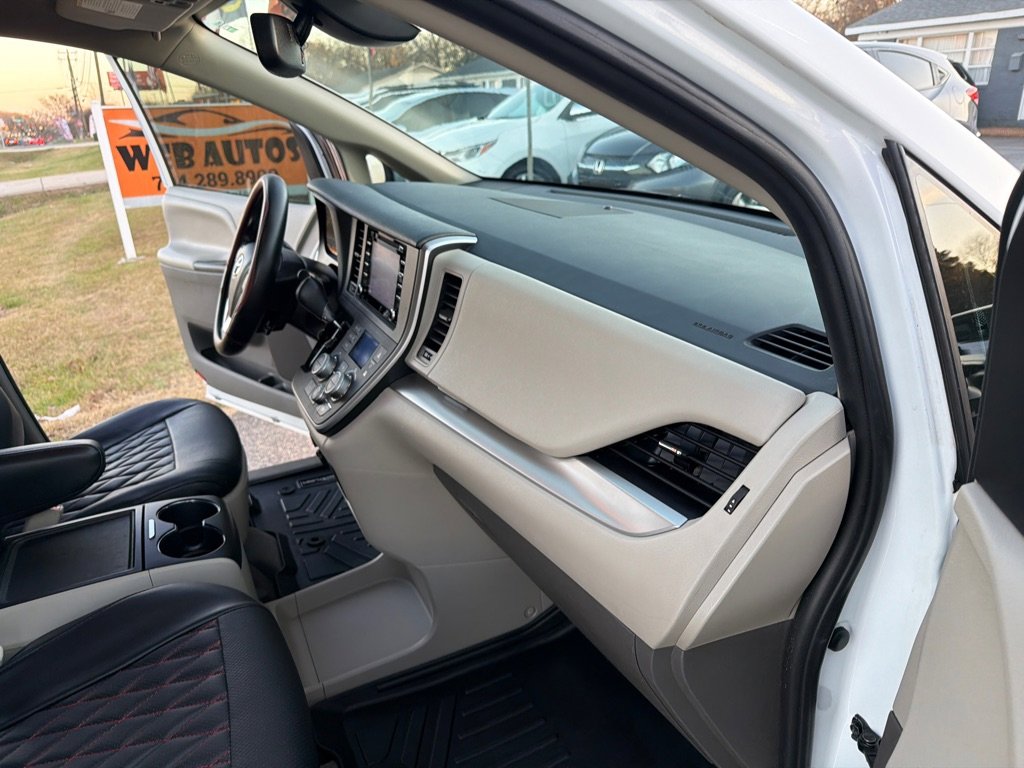 Used 2020 Toyota Sienna LE image 28