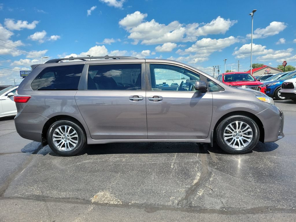 Used 2019 Toyota Sienna XLE w/ XLE Navigation Package FWD image 3