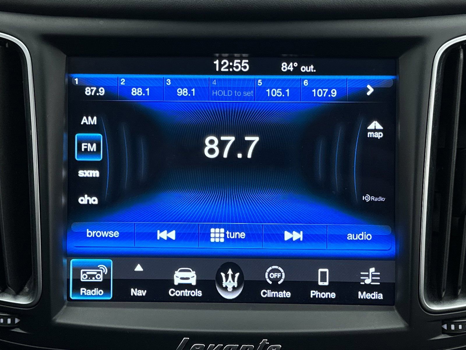 Used 2018 Maserati Levante GranLusso AWD/4WD image 19