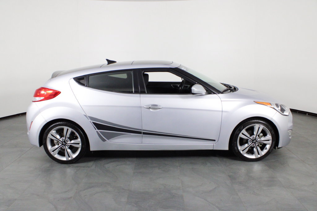 Used 2017 Hyundai Veloster Value Edition w/ Graphic Package (Lower Body) FWD image 10