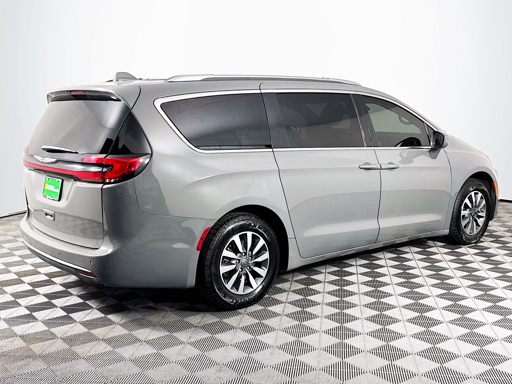 Used 2021 Chrysler Pacifica Touring-L image 10