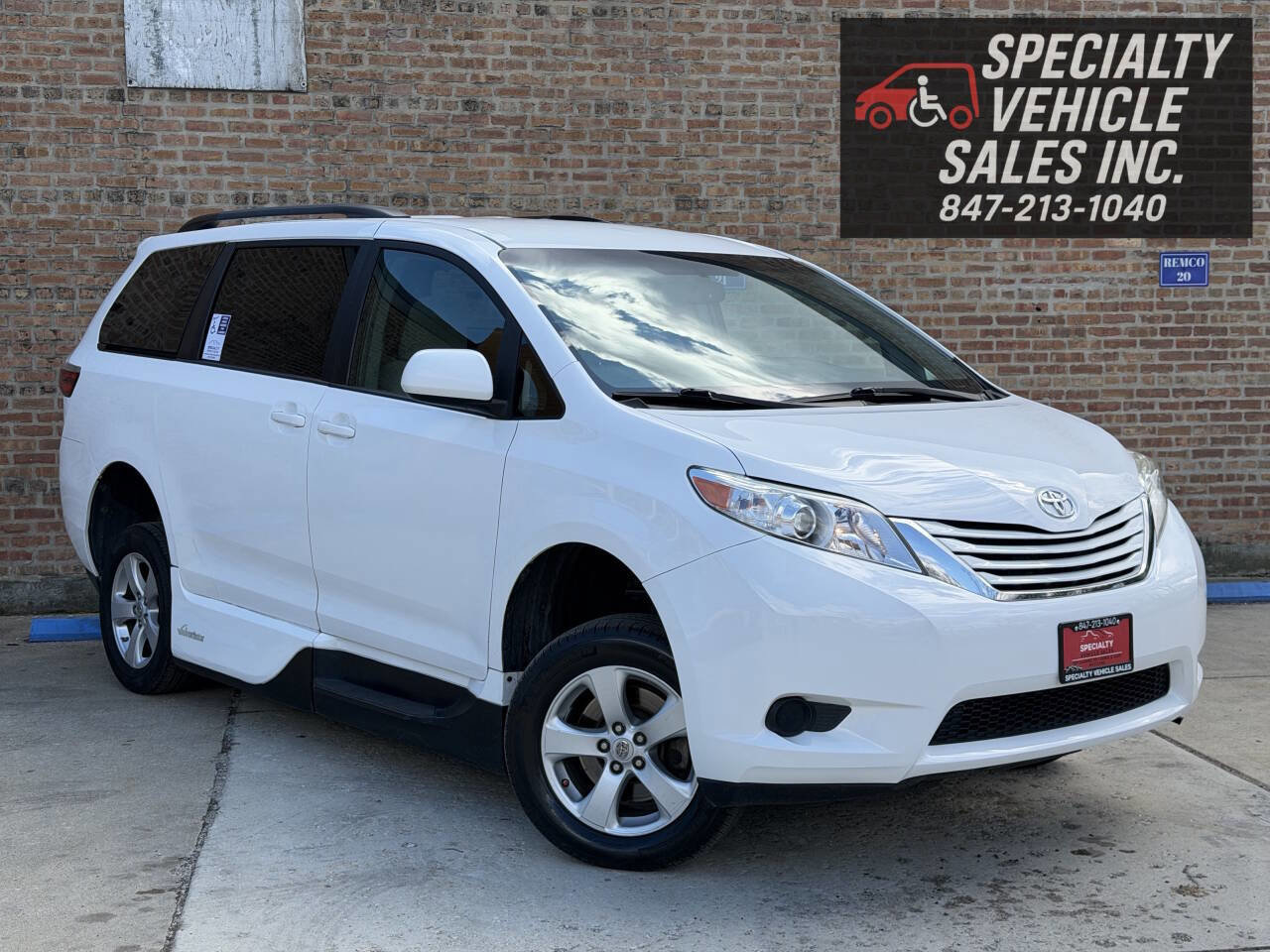Used 2017 Toyota Sienna LE image 7