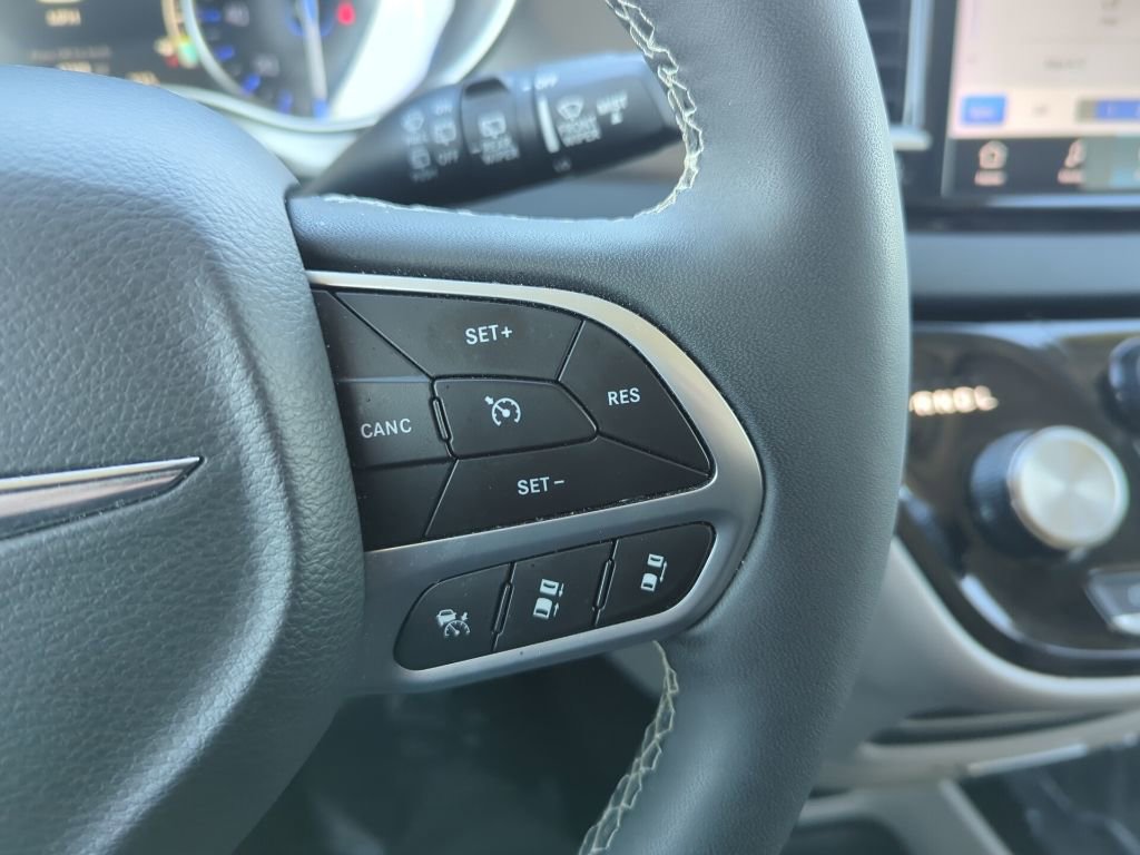 Used 2024 Chrysler Pacifica Touring-L image 26