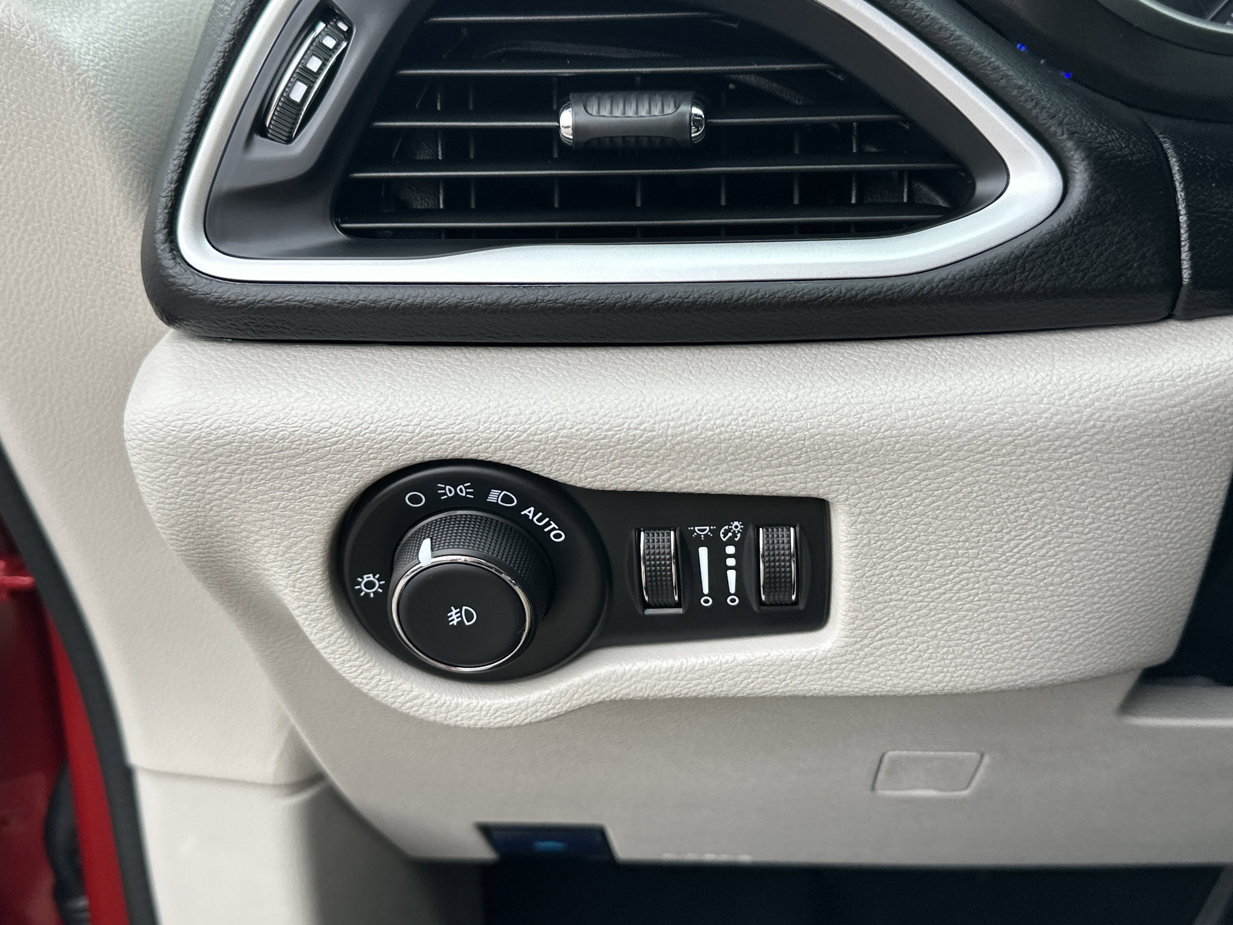 Used 2024 Chrysler Pacifica Touring-L image 14