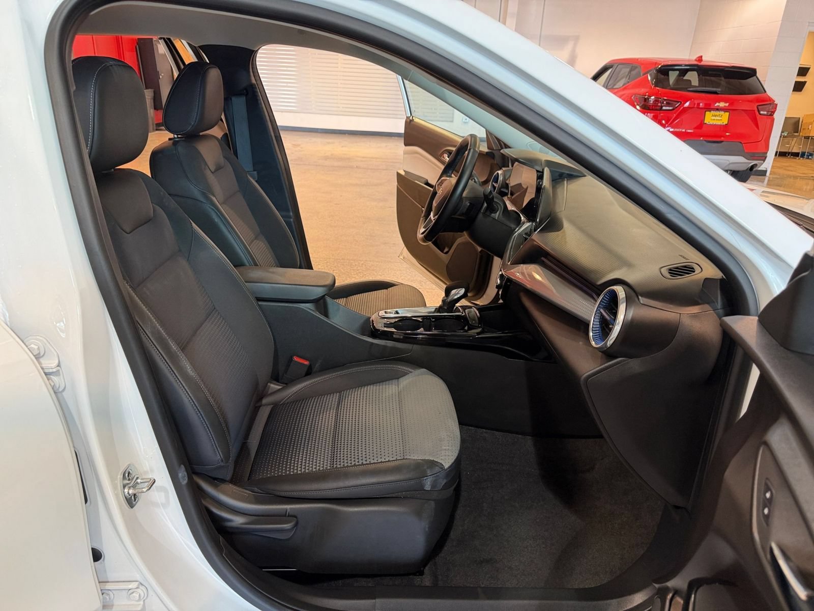 Used 2025 Chevrolet Trax LT w/ LT Convenience Package FWD image 34