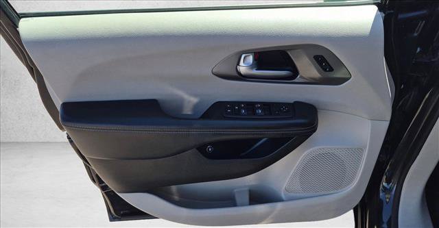 Used 2024 Chrysler Pacifica Limited FWD image 11