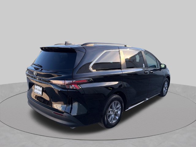 Used 2026 Toyota Sienna XLE FWD image 5