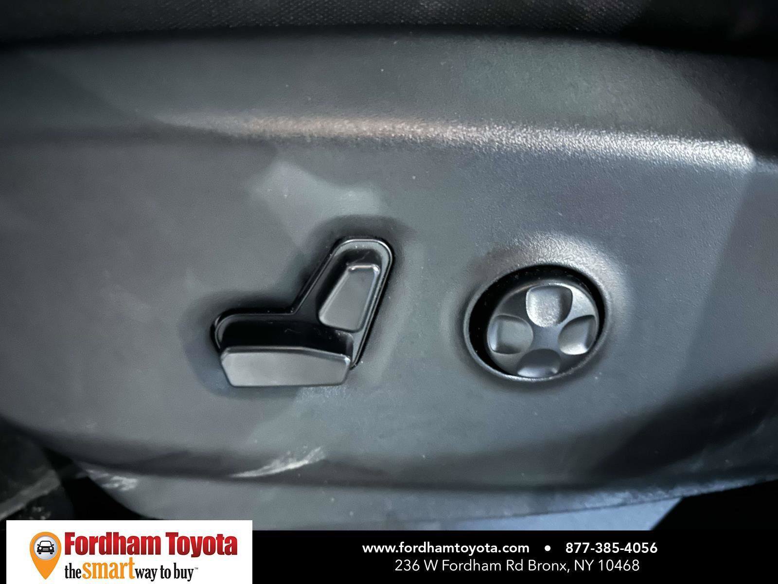 Used 2024 Chrysler Voyager LX image 20