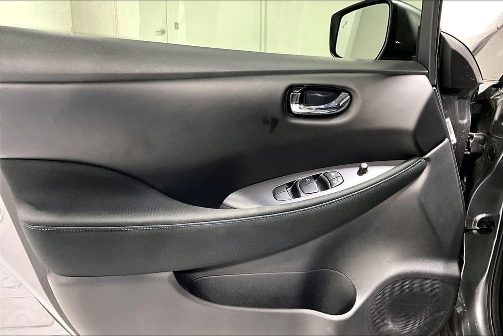 Used 2025 Nissan Leaf S image 20