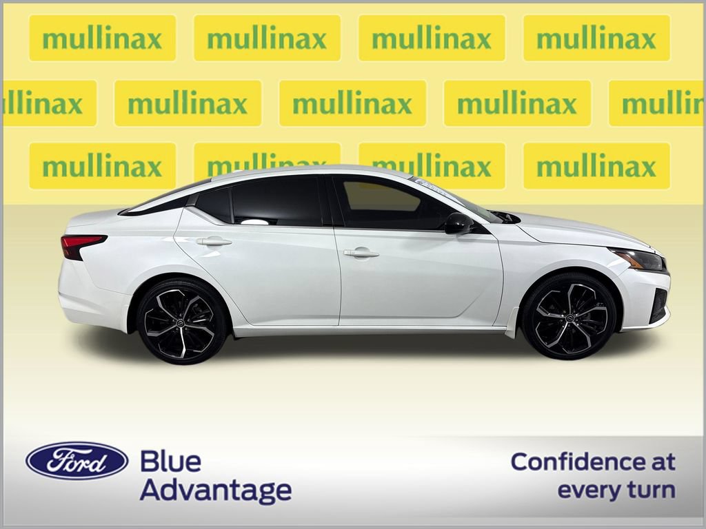 Used 2023 Nissan Altima 2.5 SR FWD image 2