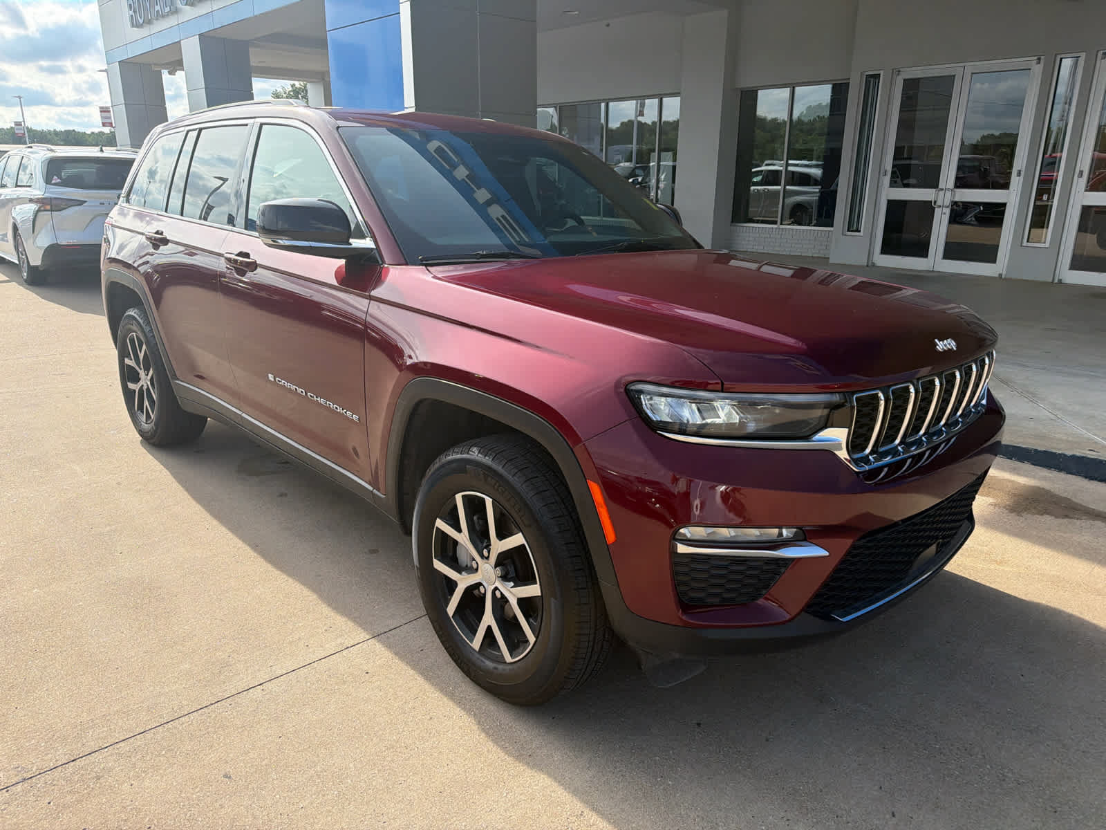 Used 2024 Jeep Grand Cherokee Limited AWD/4WD image 9
