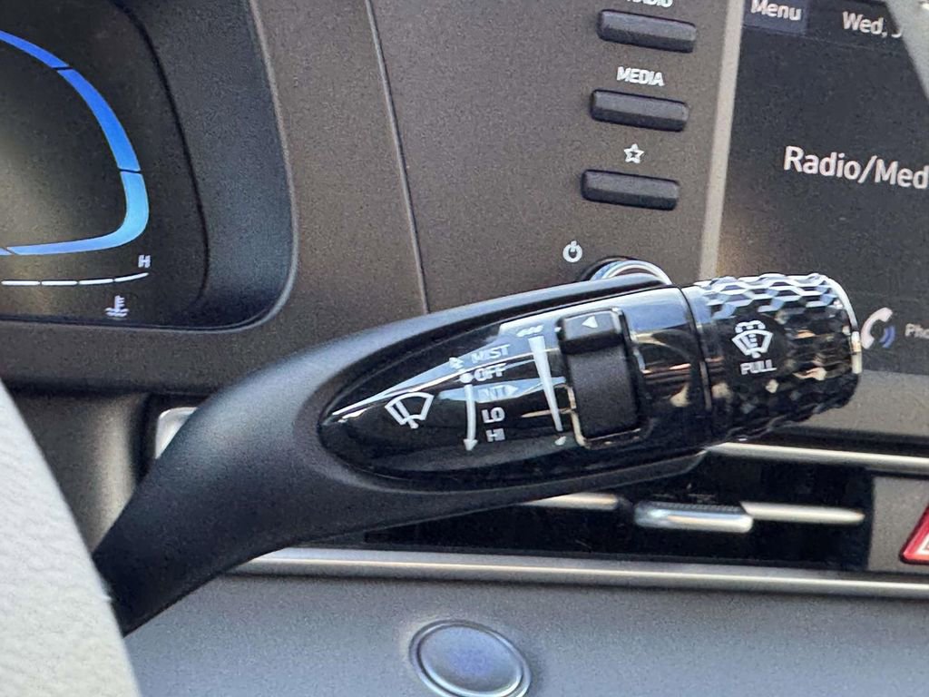 Certified 2025 Hyundai Elantra Sport image 21