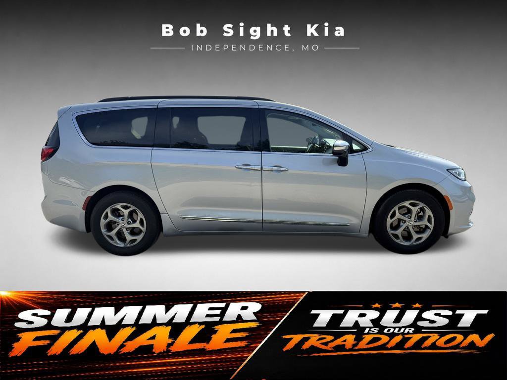 Used 2023 Chrysler Pacifica Limited FWD image 17