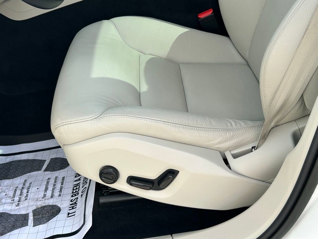 Used 2023 Volvo XC60 B5 Plus image 16