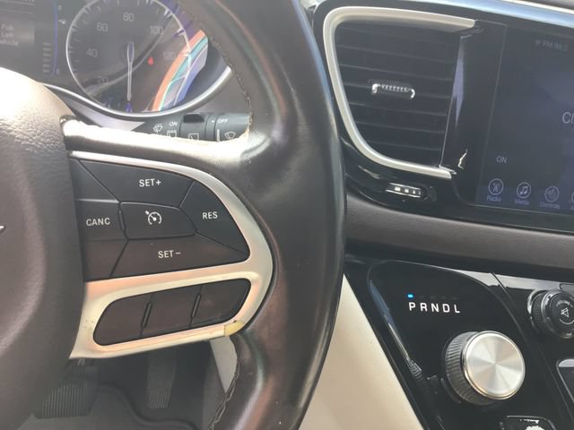 Used 2017 Chrysler Pacifica Touring-L FWD image 29