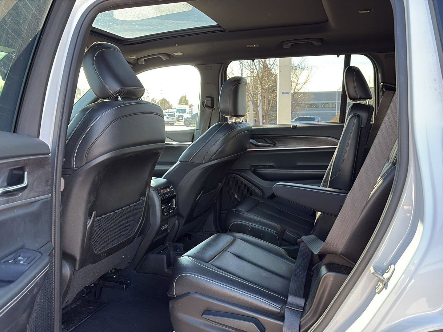 Used 2024 Jeep Grand Cherokee L Limited w/ Luxury Tech Group II image 14