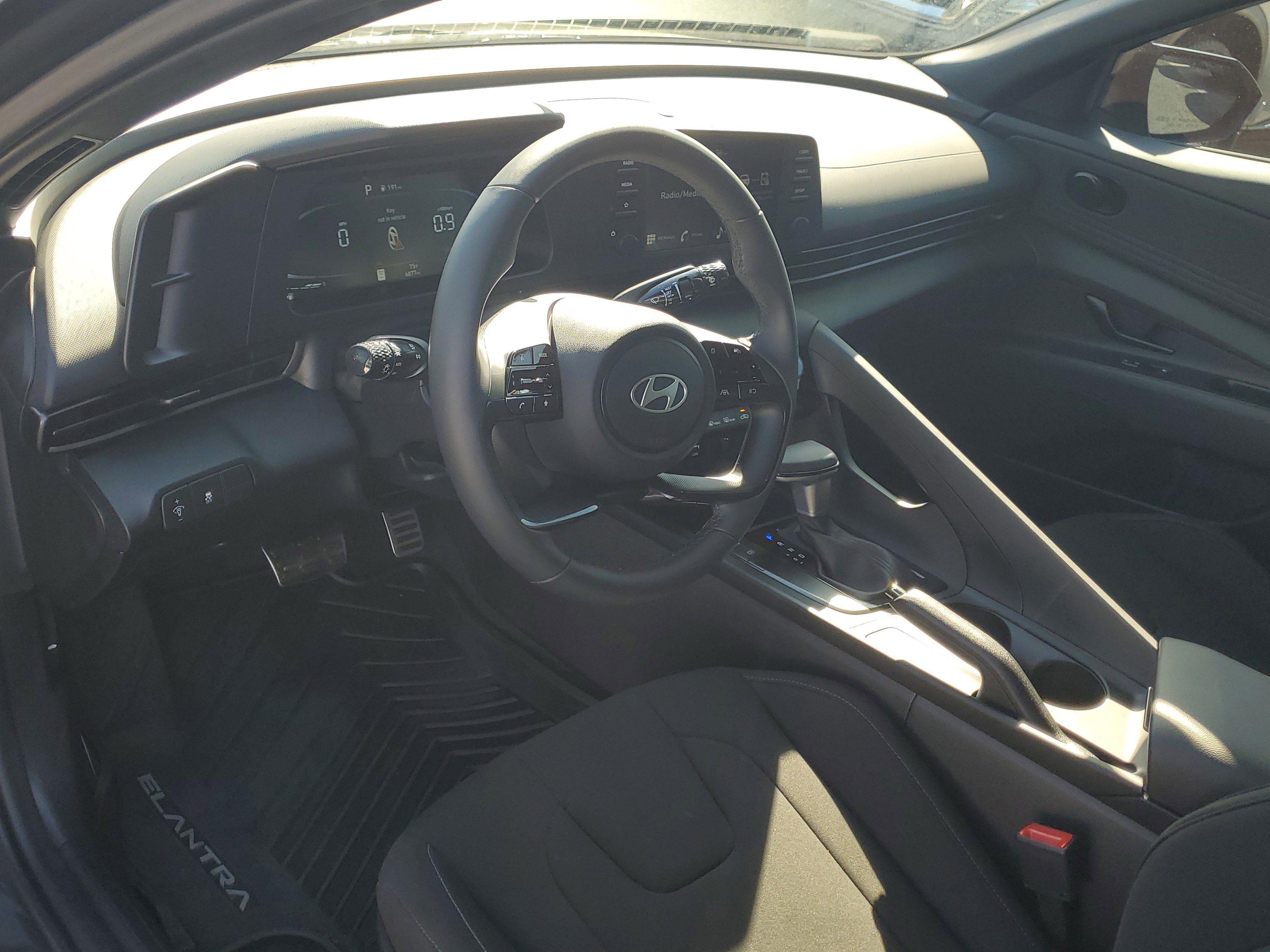 Used 2025 Hyundai Elantra Sport image 19