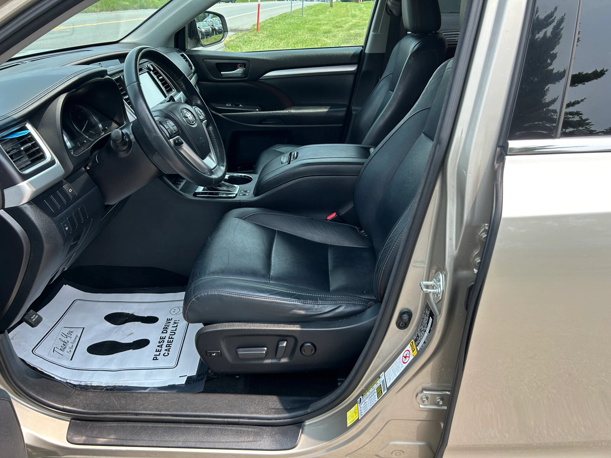 Used 2014 Toyota Highlander XLE AWD/4WD image 16