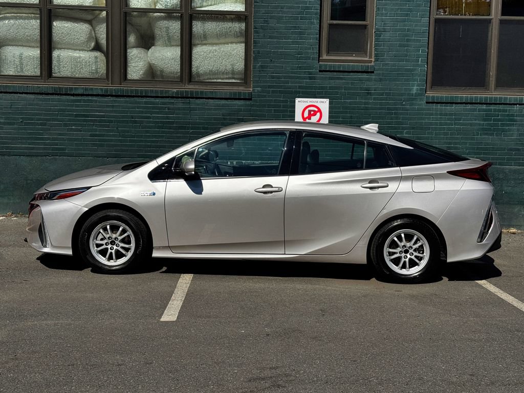 Used 2017 Toyota Prius Prime Premium w/ Preferred Accessory Package FWD image 5