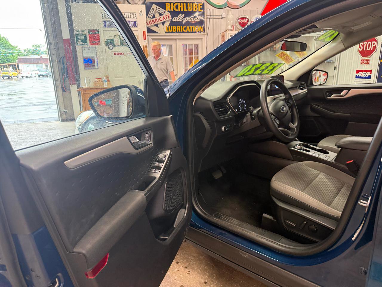 Used 2020 Ford Escape SE FWD image 10