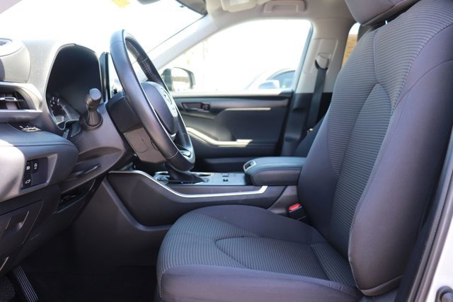 Used 2025 Toyota Highlander LE image 12