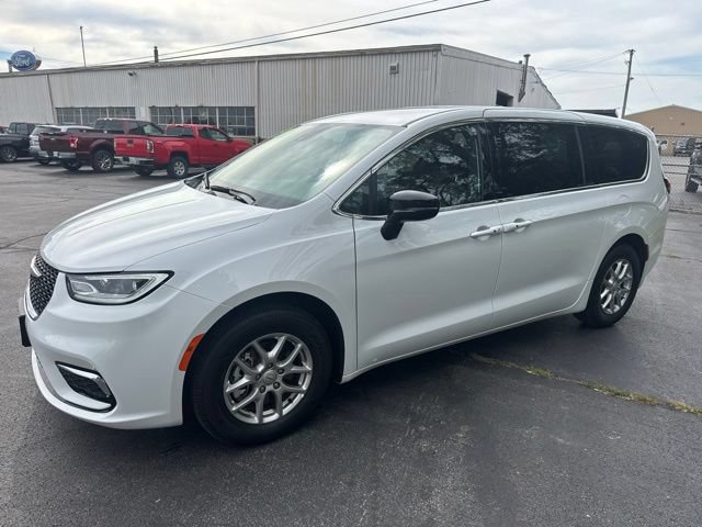 Used 2026 Chrysler Pacifica Select FWD image 2