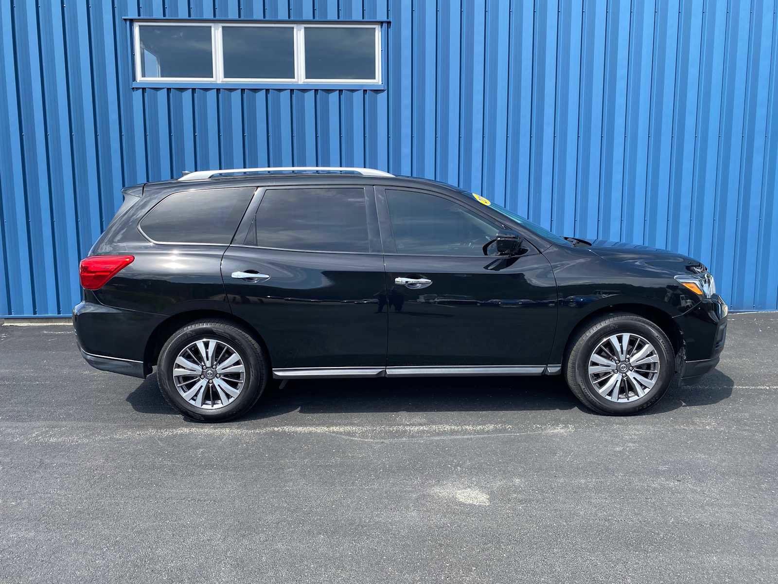 Used 2019 Nissan Pathfinder SL image 16