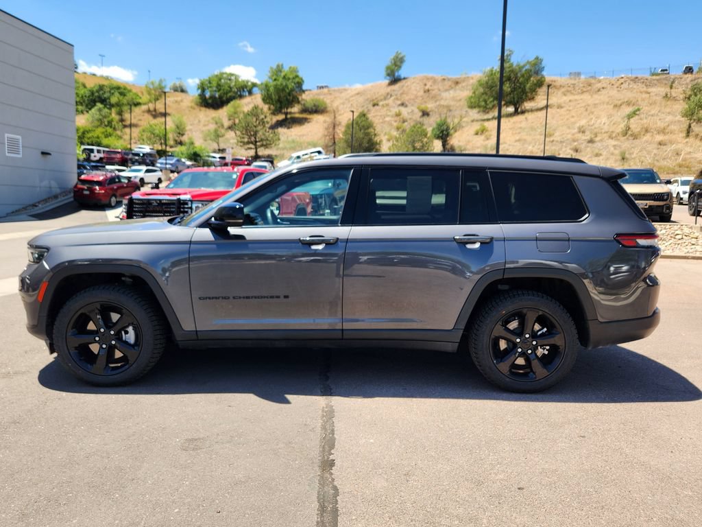 Used 2023 Jeep Grand Cherokee L Laredo AWD/4WD image 4