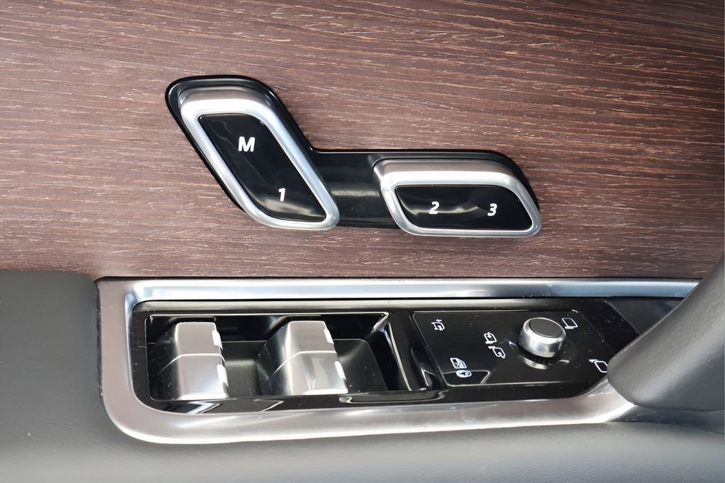 Used 2024 Land Rover Range Rover Autobiography image 10