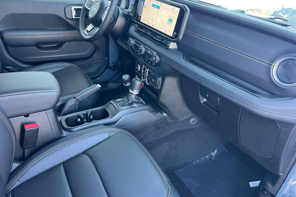 New 2026 Jeep Wrangler Unlimited Sahara AWD/4WD image 16