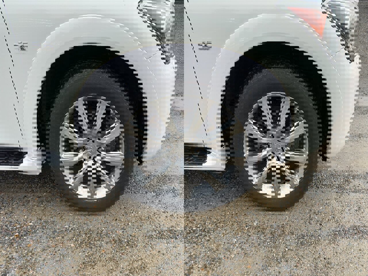 Used 2014 INFINITI QX80 4WD w/ Deluxe Touring Package image 28