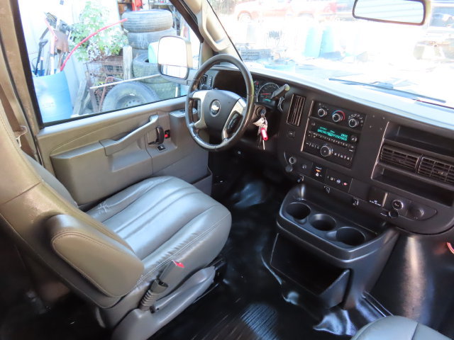 Used 2018 Chevrolet Express 2500 w/ Driver Convenience Package RWD image 16