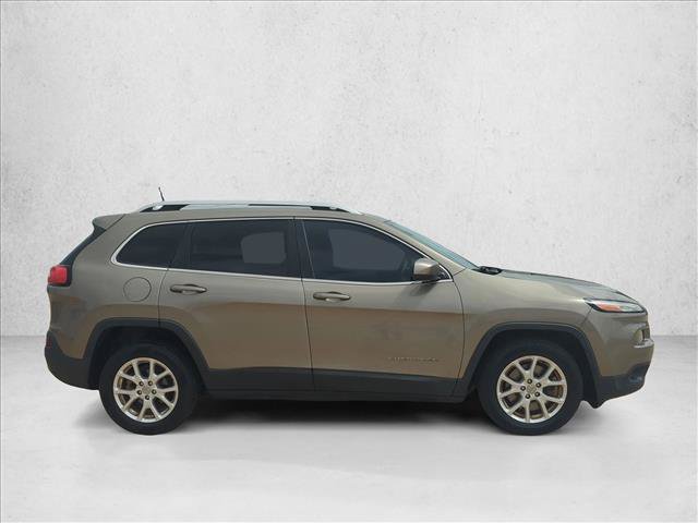 Used 2017 Jeep Cherokee Latitude FWD image 4