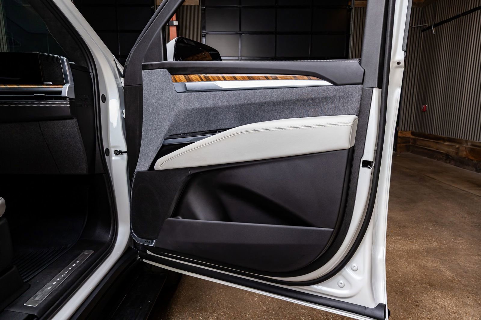 Used 2025 Cadillac Escalade ESV Sport Platinum w/ LPO, ONYX Package image 40