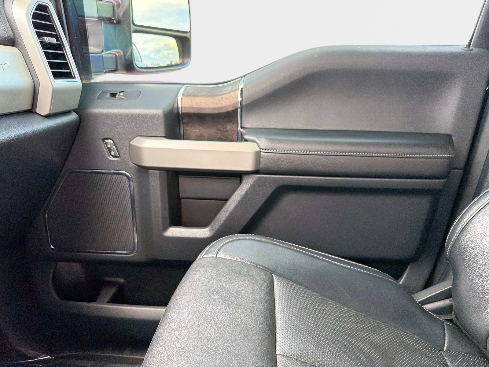 Used 2022 Ford F250 Lariat w/ Black Appearance Package AWD/4WD image 22