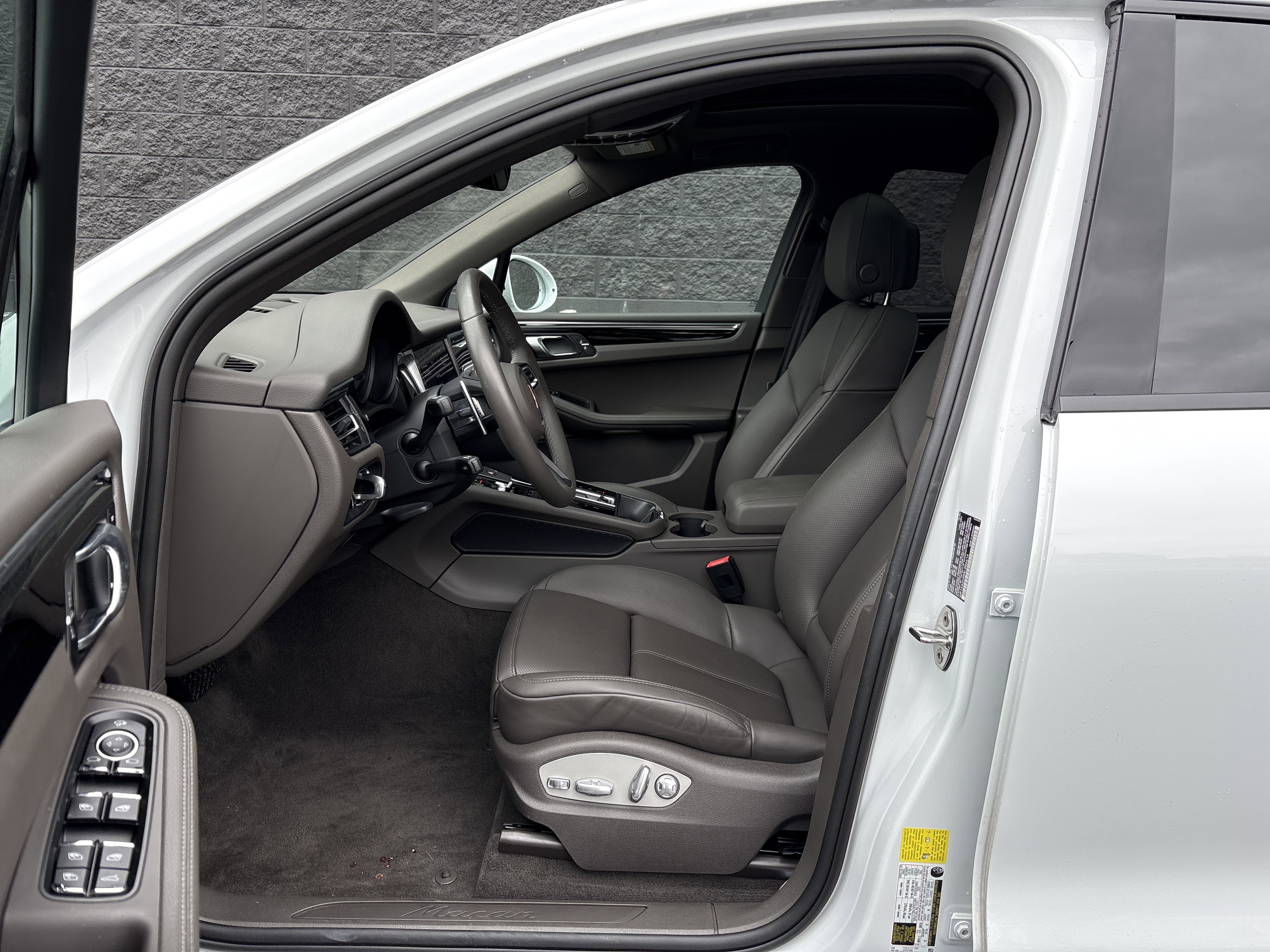 Certified 2025 Porsche Macan image 15