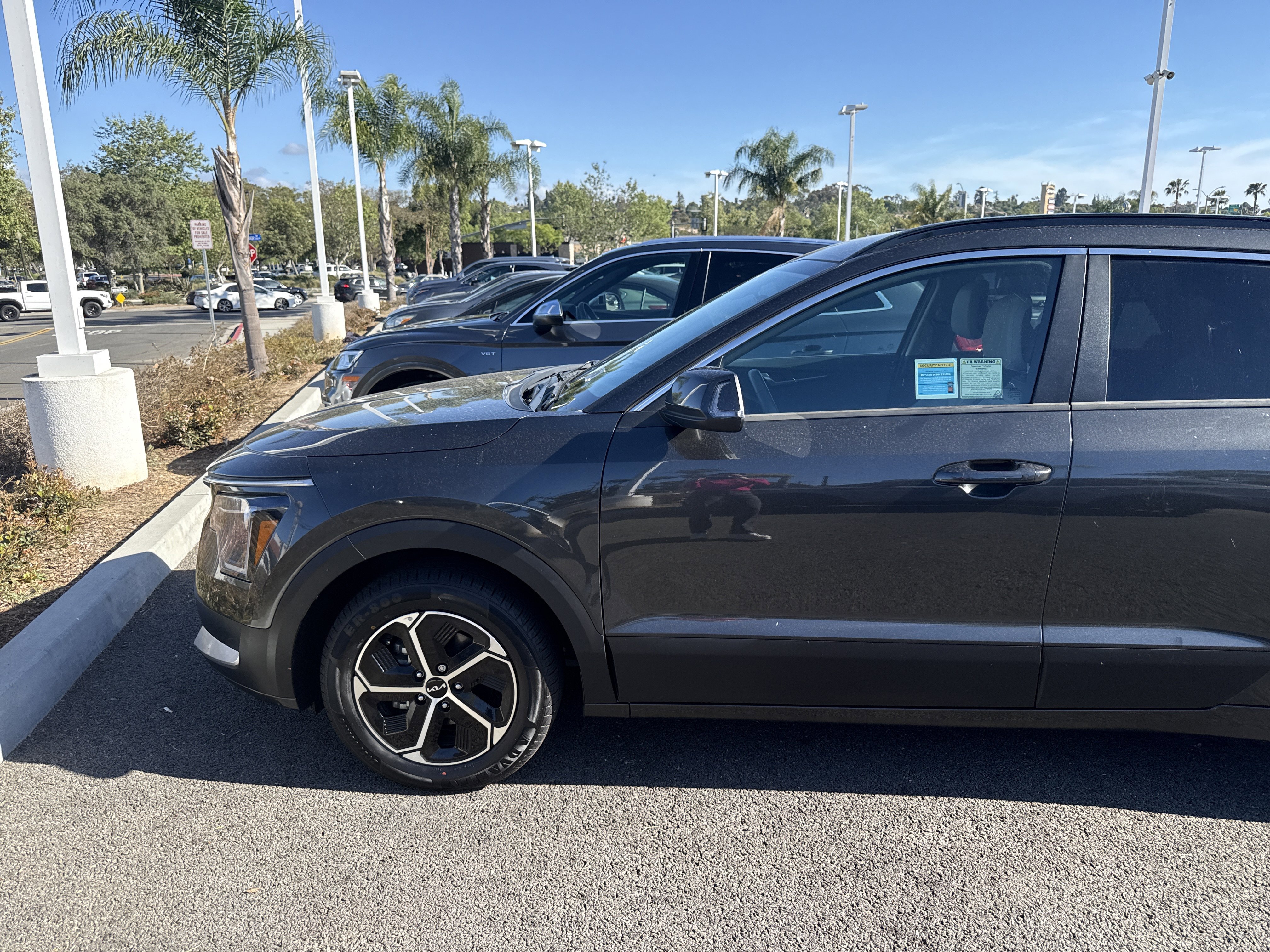 Used 2023 Kia Niro EX image 2