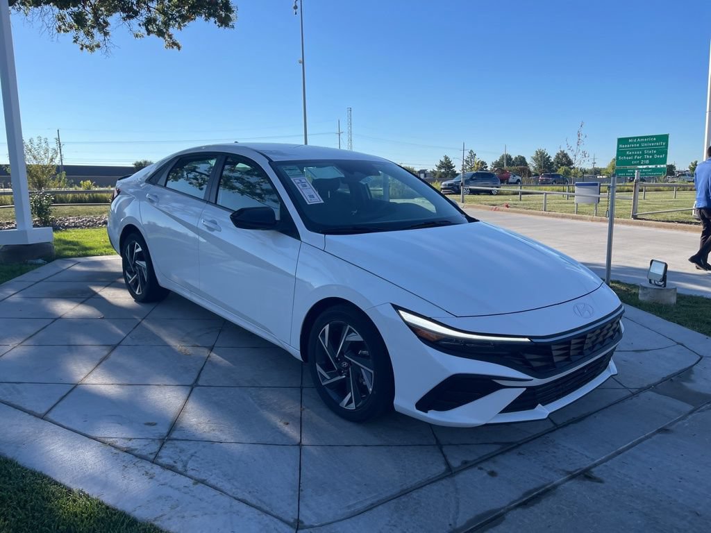 Used 2025 Hyundai Elantra Sport FWD image 2
