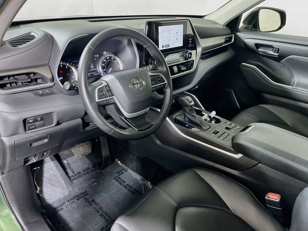 Used 2023 Toyota Highlander XLE AWD/4WD image 9