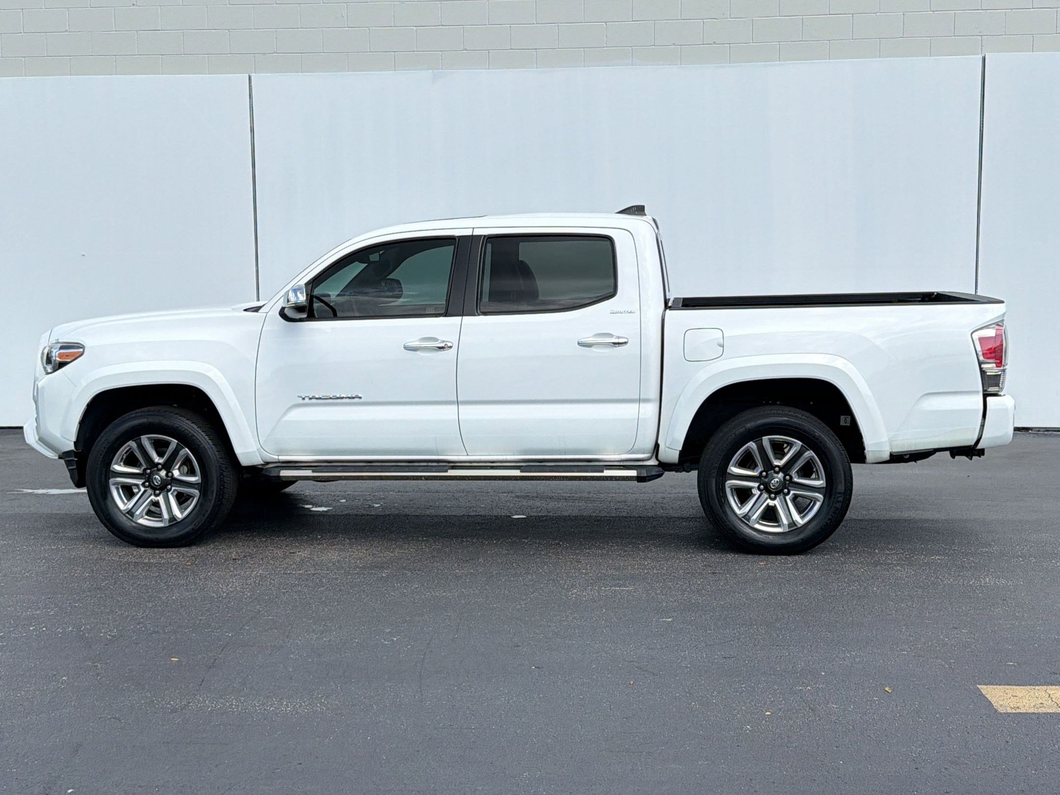 Used 2019 Toyota Tacoma Limited image 2