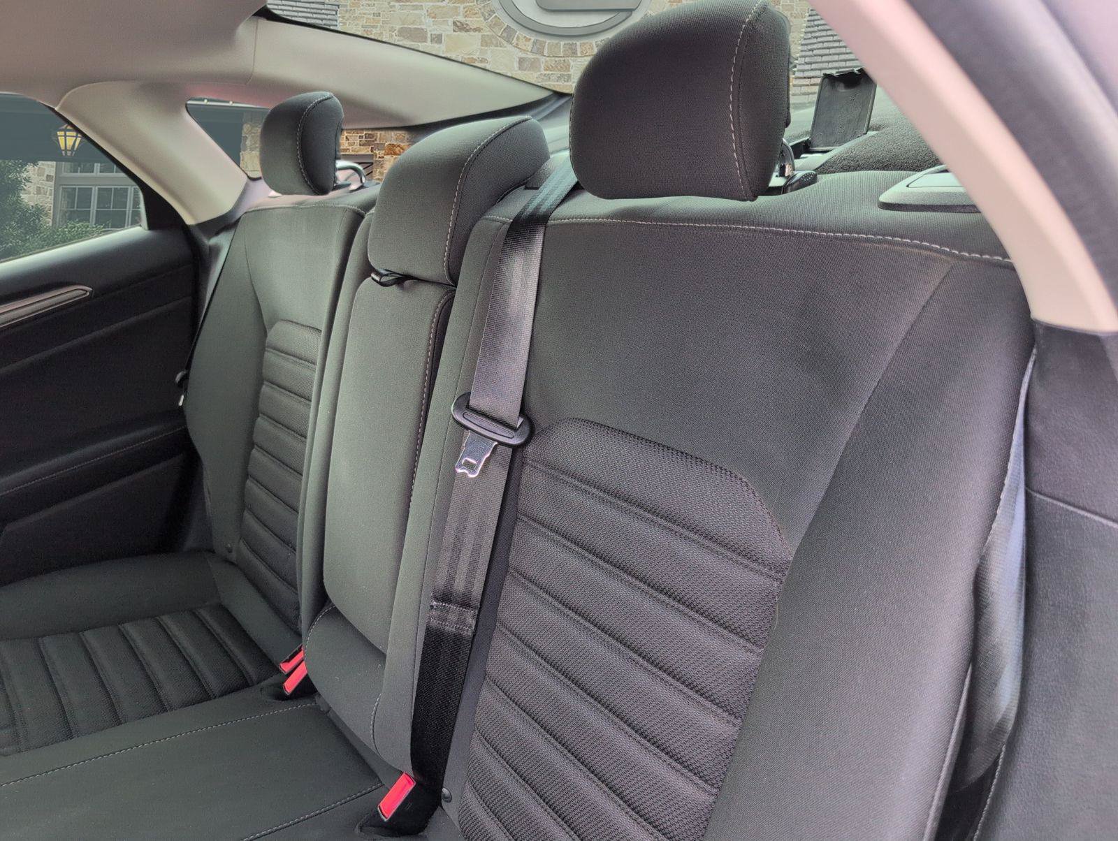 Used 2017 Ford Fusion SE w/ Fusion SE Technology Package FWD image 9