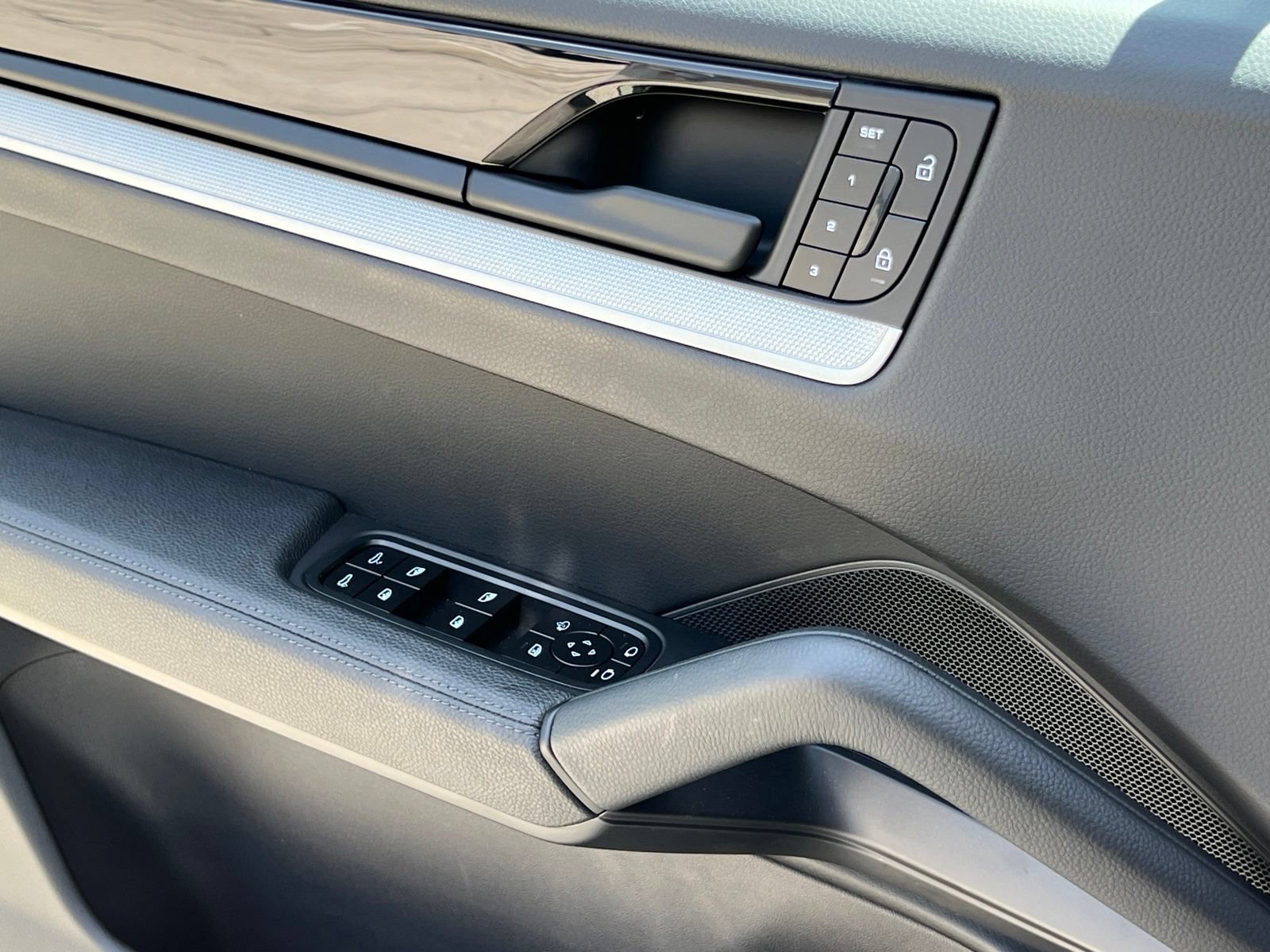 Certified 2024 Porsche Cayenne Coupe AWD/4WD image 35