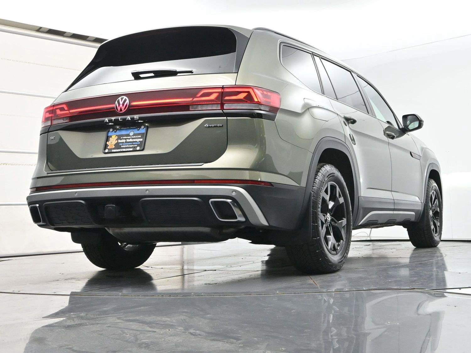 Used 2025 Volkswagen Atlas Peak Edition SE AWD/4WD image 37