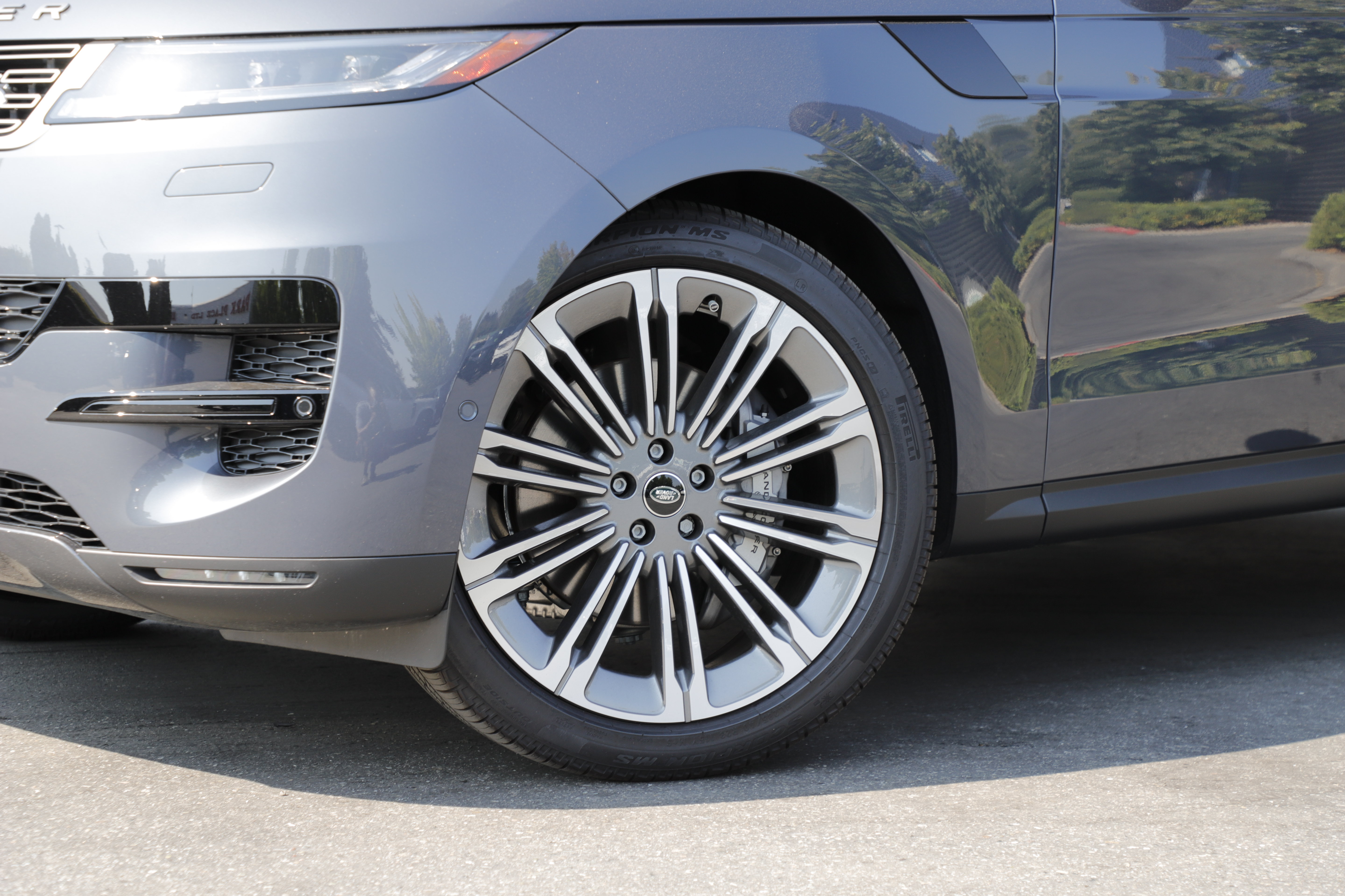 New 2025 Land Rover Range Rover Sport SE AWD/4WD image 2