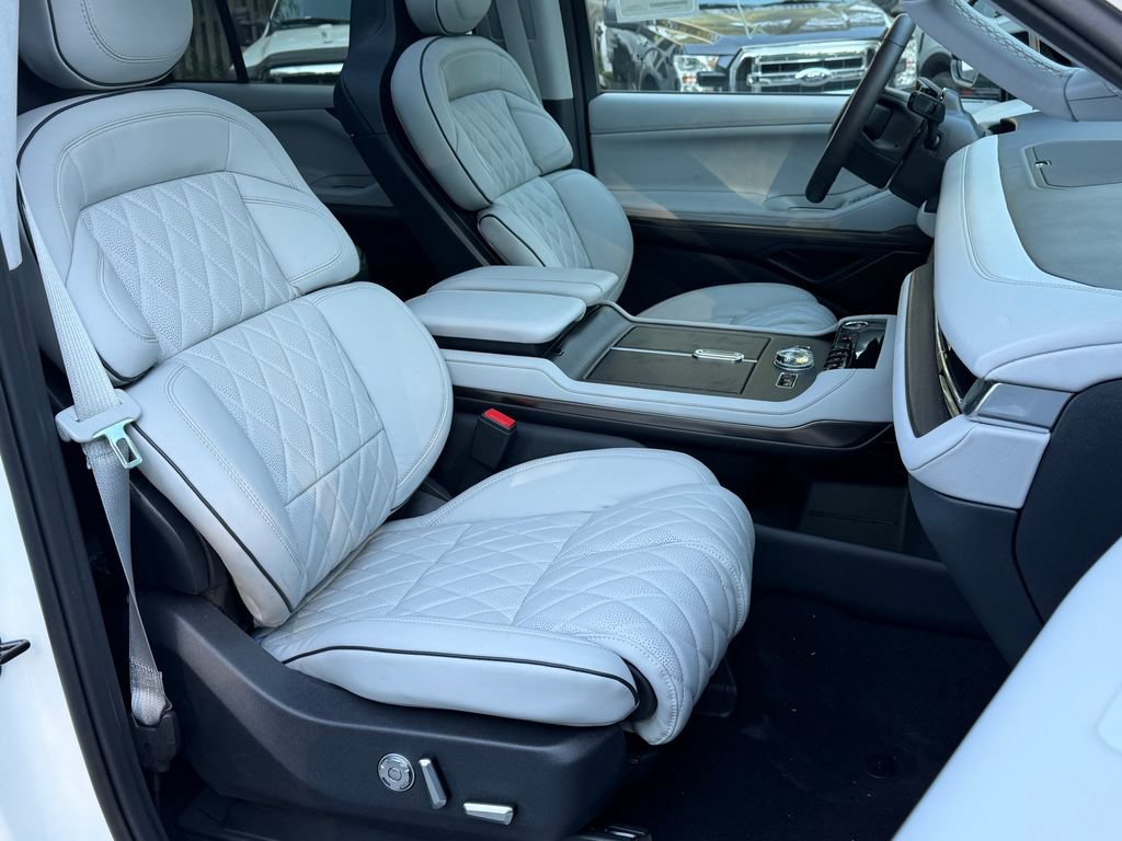 New 2027 Lincoln Navigator L Black Label w/ Black Label Special Edition AWD/4WD image 8