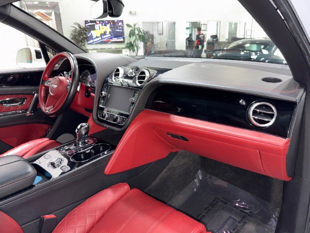 Used 2018 Bentley Bentayga image 65